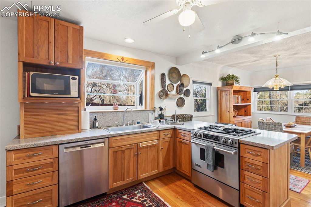 Image 16 of 50: The kitchen features a bay window!