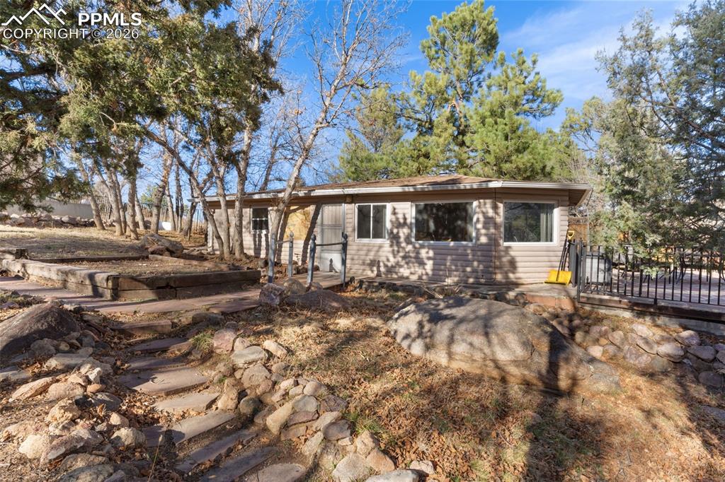 Image 35 of 50: Detached 1-bedroom, 1-bathroom cottage complete with a fabulous outdoor liv