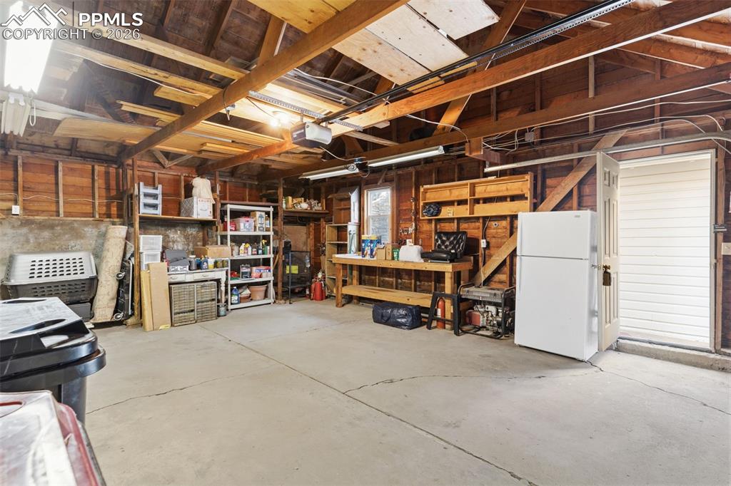 Image 46 of 50: Garage