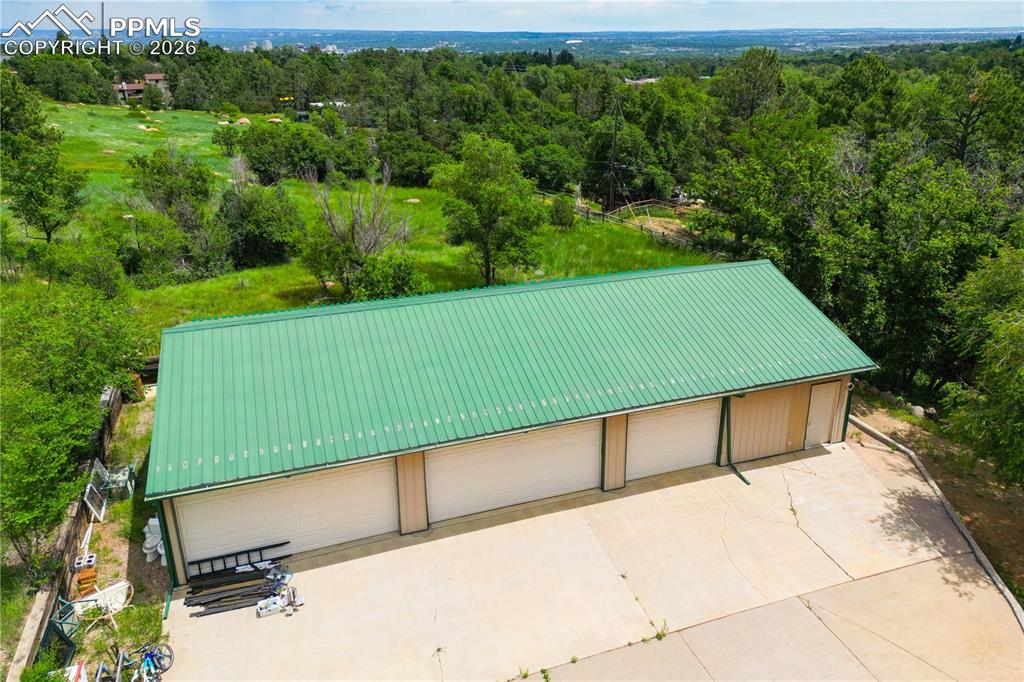 Image 9 of 50: Garage