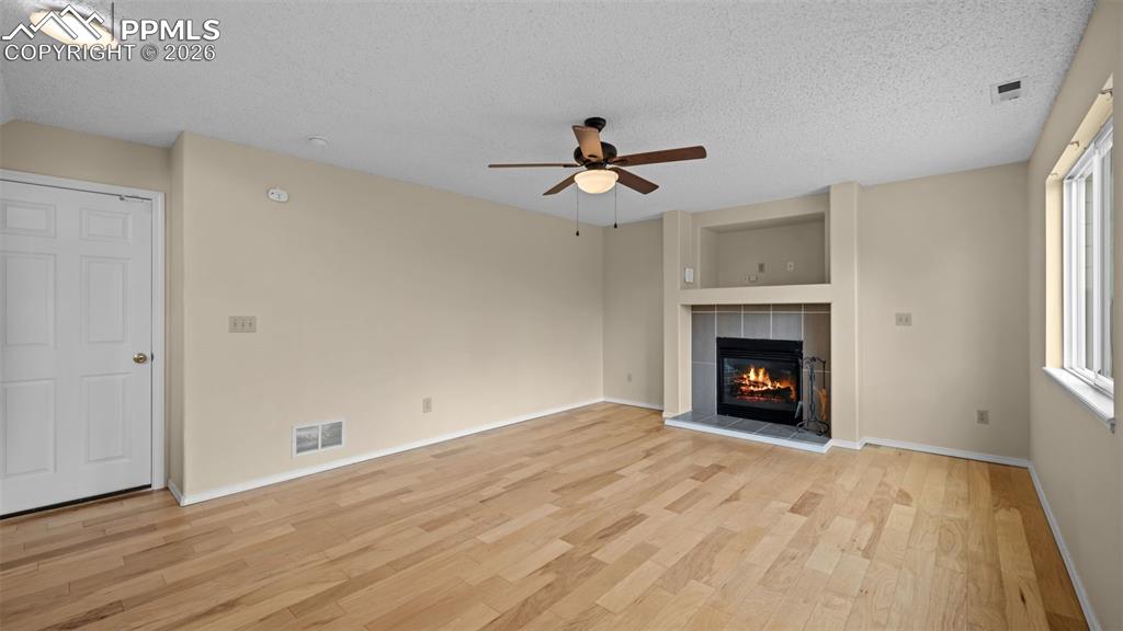 Image 22 of 36: Living Room