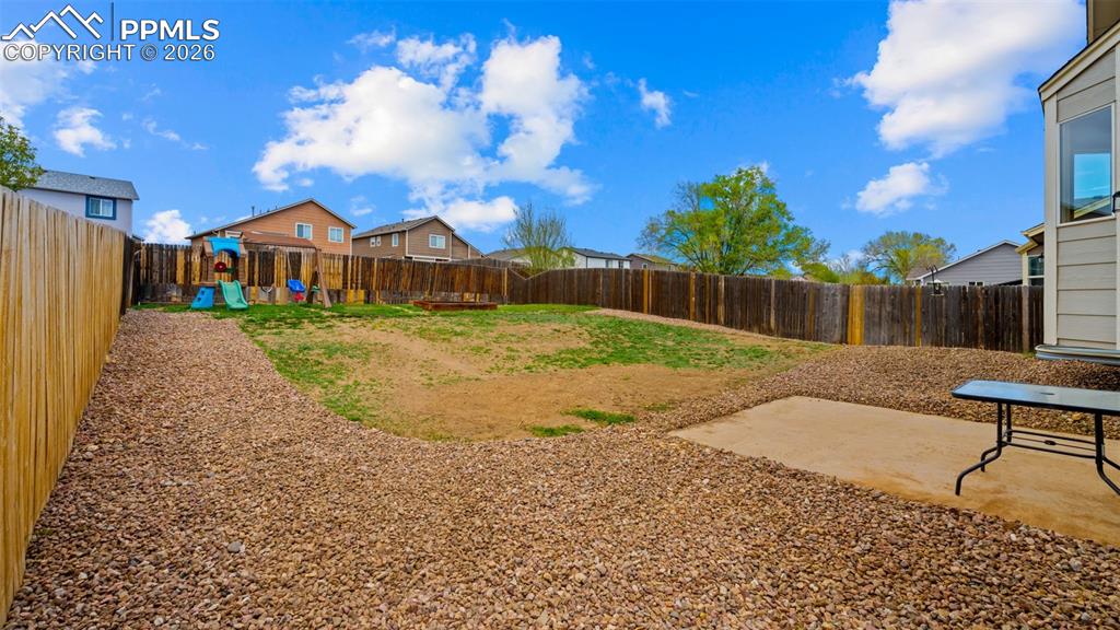 Image 27 of 36: Yard