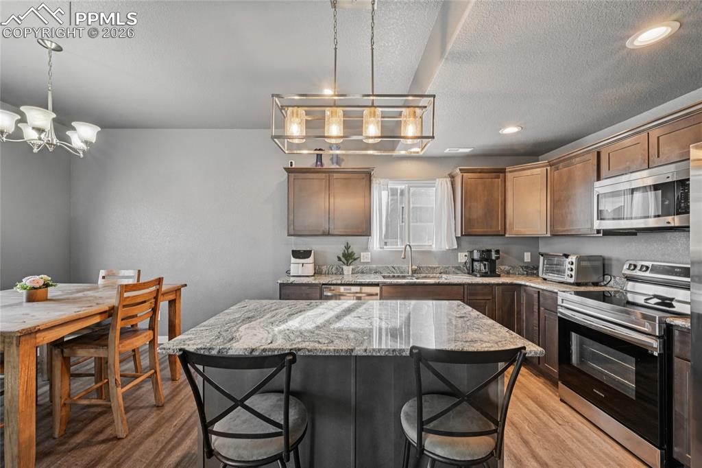 Image 18 of 42: Kitchen