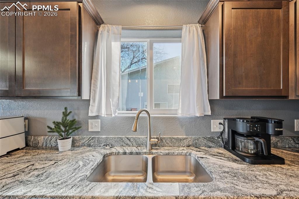 Image 21 of 42: Kitchen