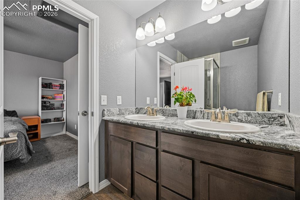 Image 31 of 42: Bathroom