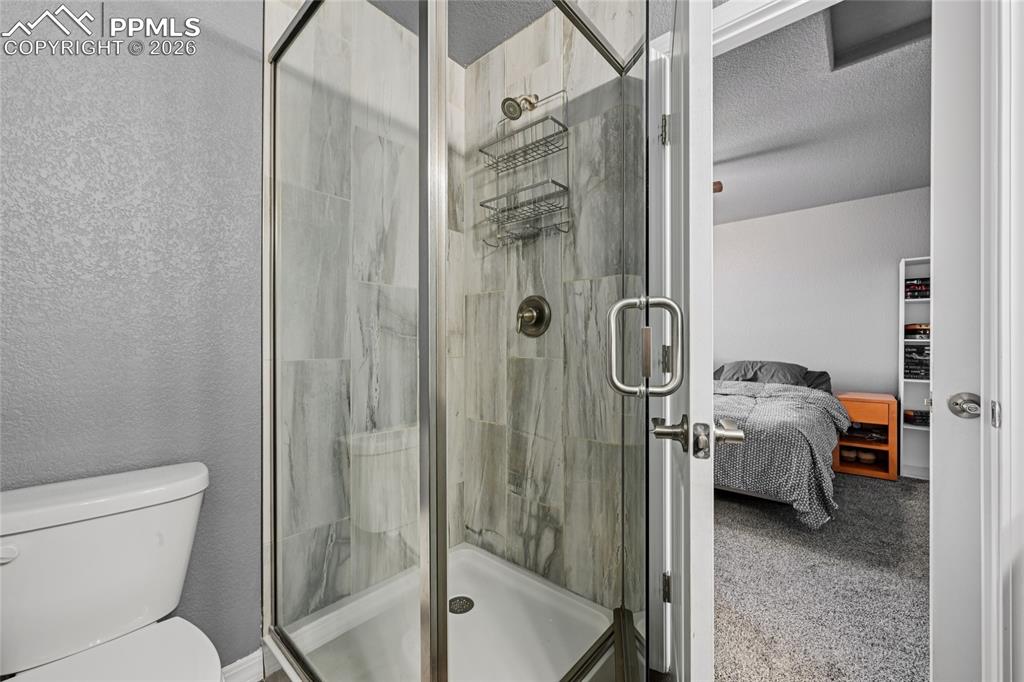 Image 32 of 42: Bathroom