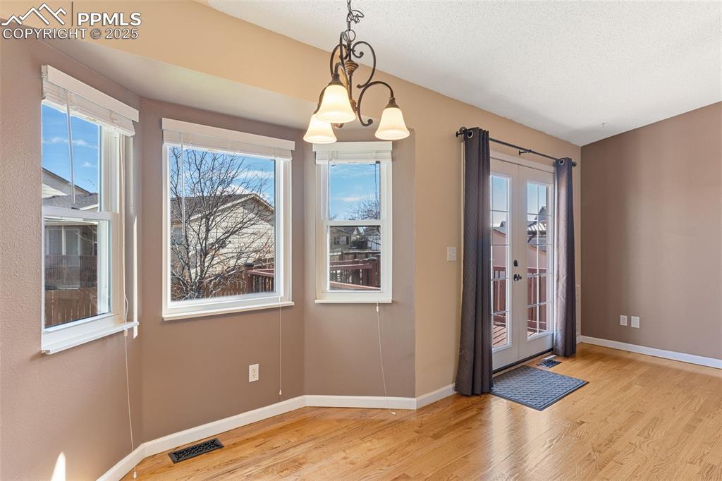 Image 14 of 49: Dining Area