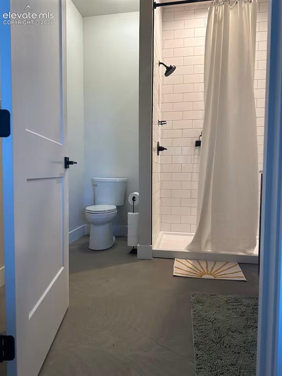 Image 15 of 17: Bathroom