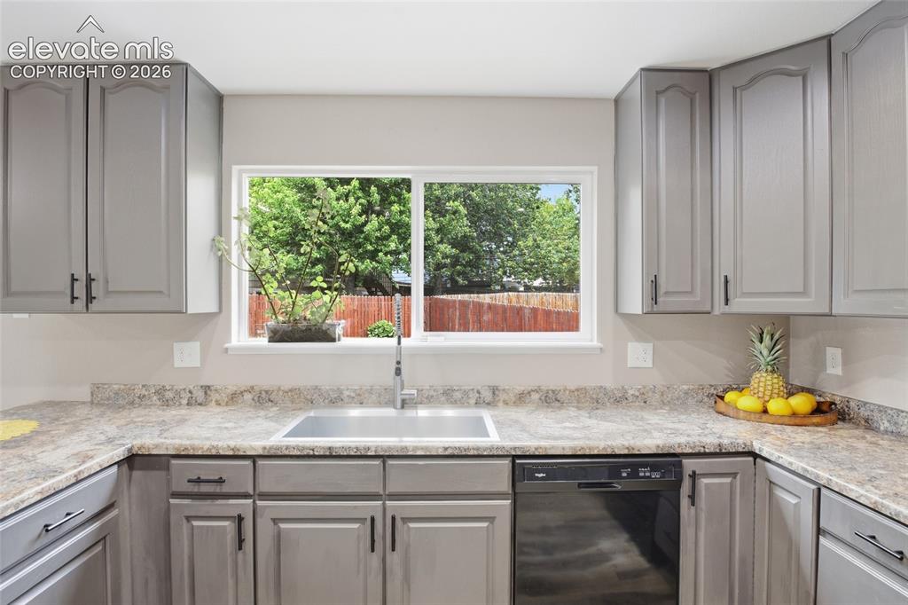 Image 10 of 44: Kitchen