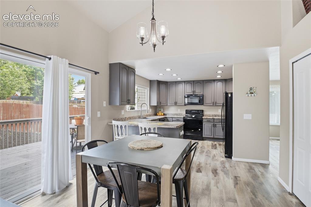 Image 16 of 44: Dining Area