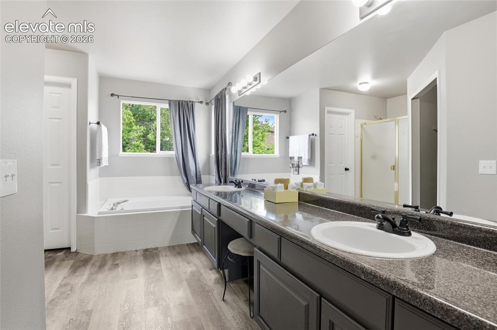 Image 22 of 44: Bathroom