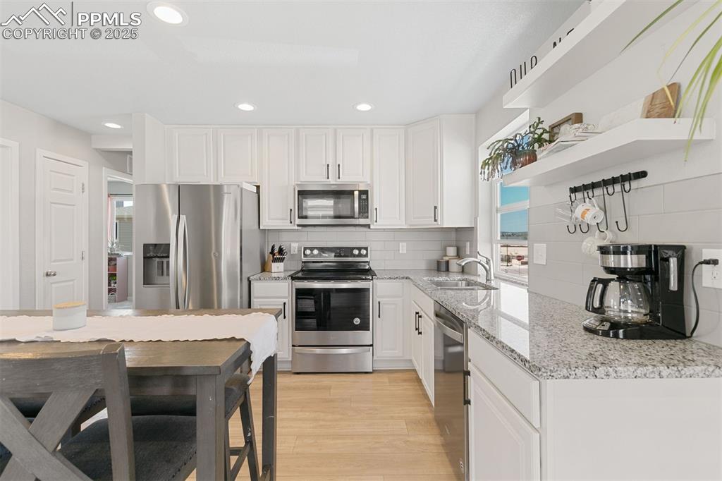 Image 12 of 30: Kitchen