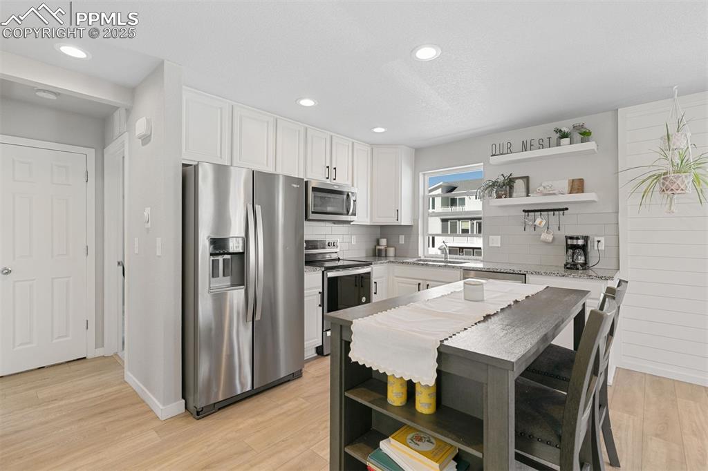 Image 14 of 30: Kitchen