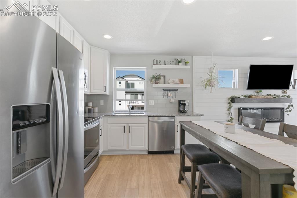 Image 15 of 30: Kitchen