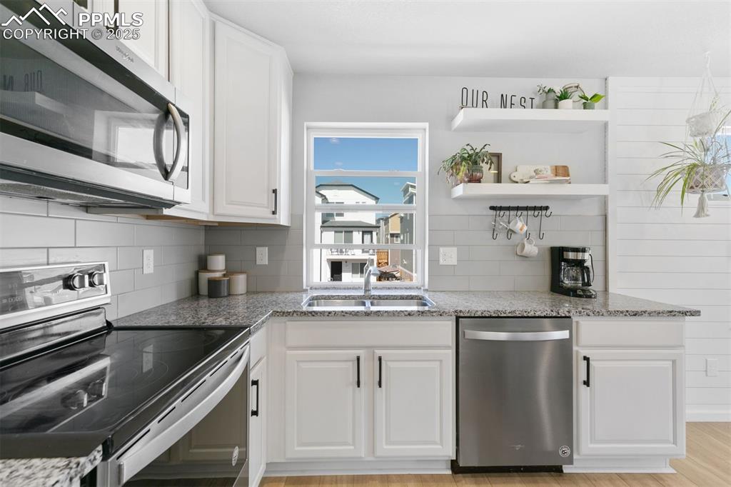 Image 16 of 30: Kitchen