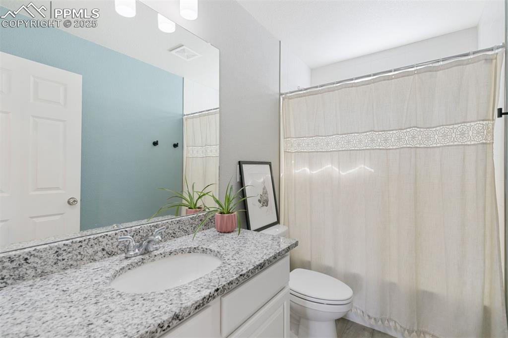 Image 19 of 30: Bathroom