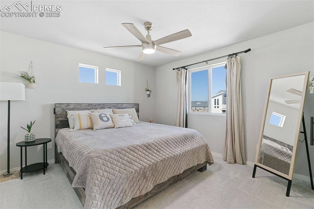 Image 23 of 30: Bedroom