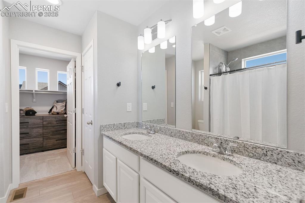 Image 25 of 30: Bathroom