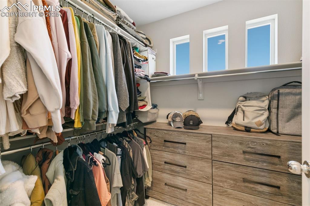 Image 27 of 30: Closet