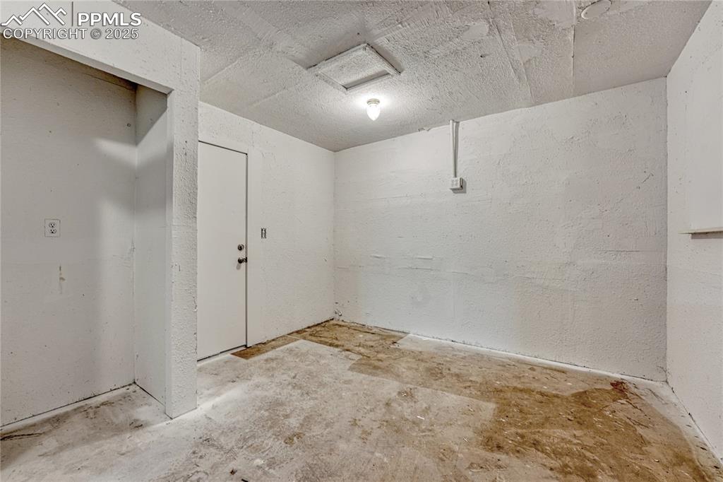 Image 24 of 29: 2nd space behind 1st space insulated and powered with separate entrance. 