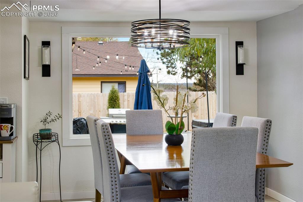 Image 14 of 45: Dining Area