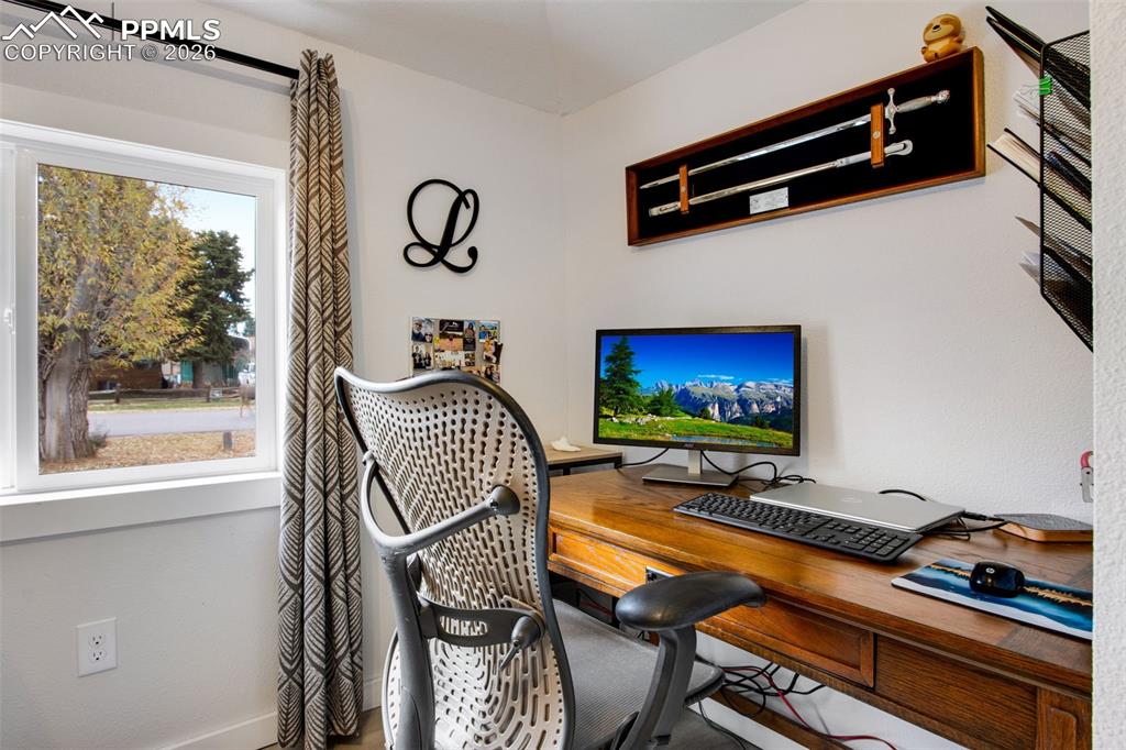 Image 22 of 45: Bedroom