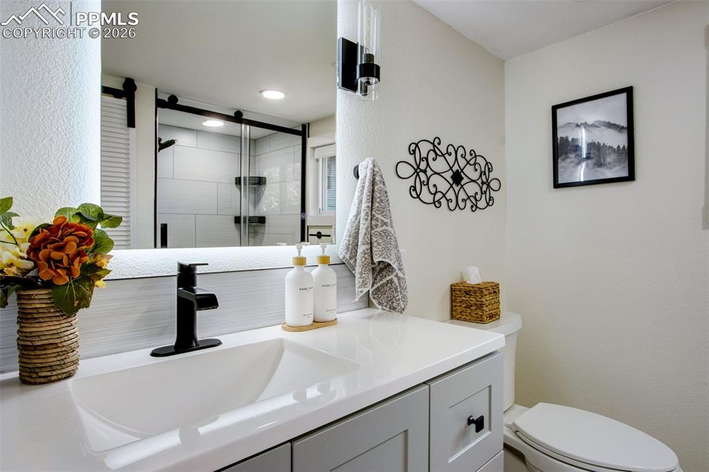 Image 23 of 45: Bathroom