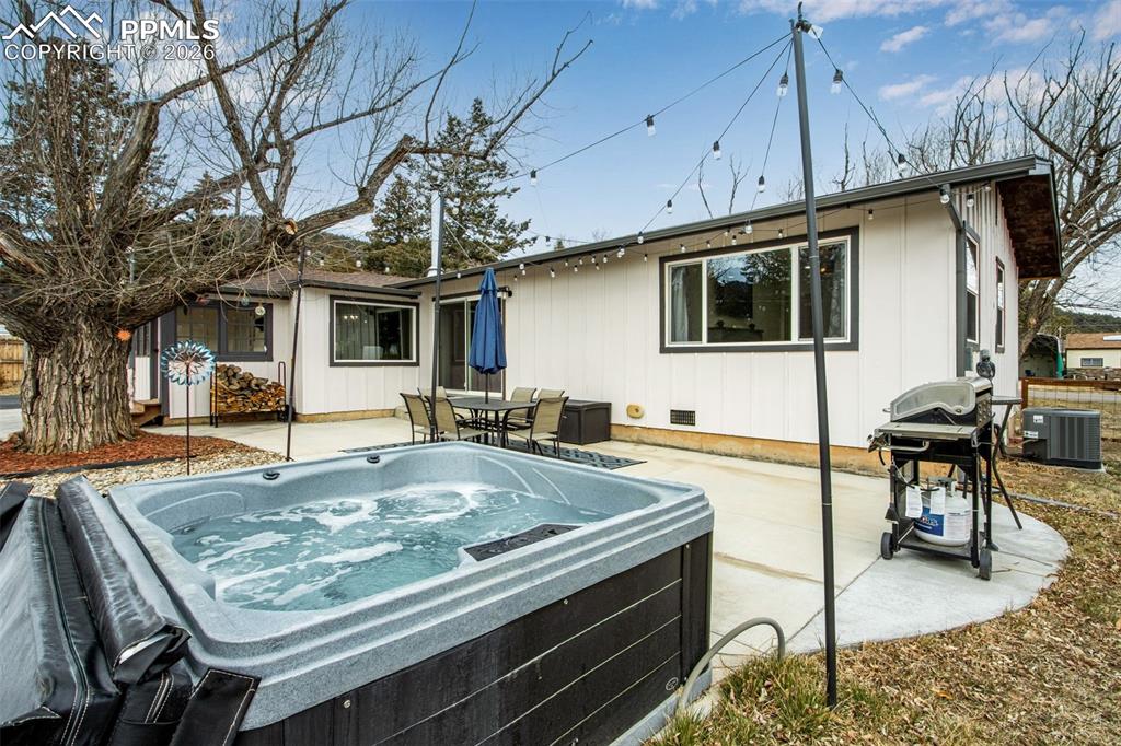 Image 27 of 45: Yard