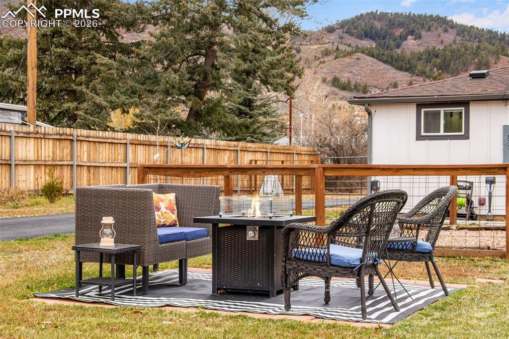 Image 28 of 45: Yard