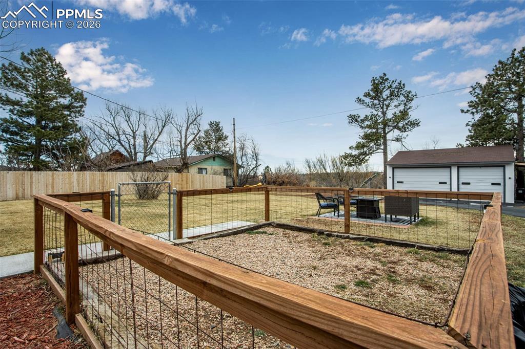 Image 29 of 45: Yard