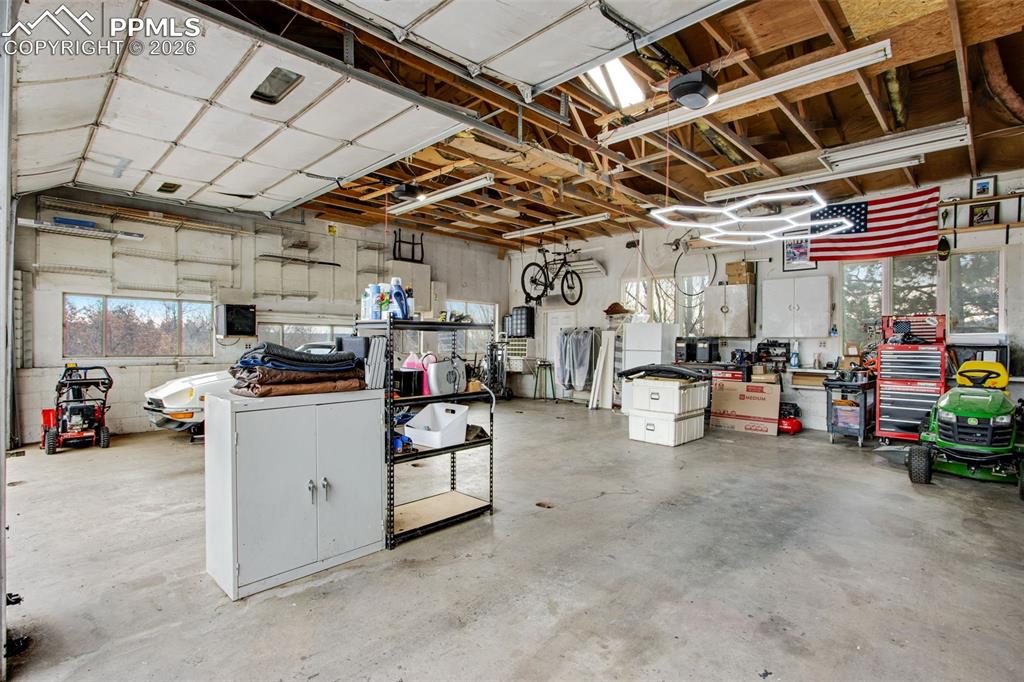 Image 31 of 45: Garage