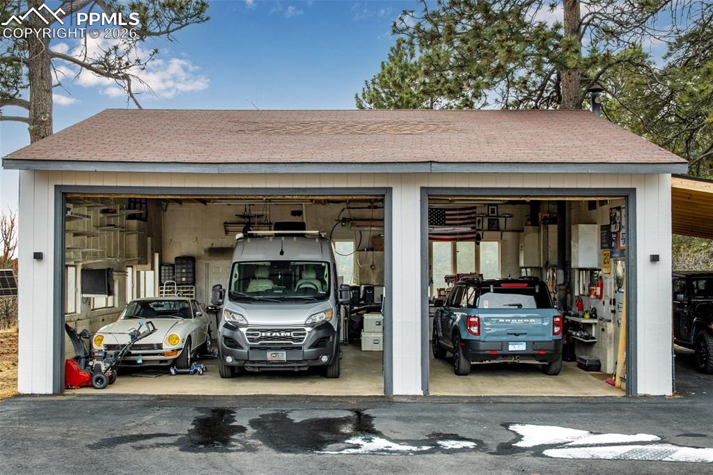 Image 32 of 45: Garage