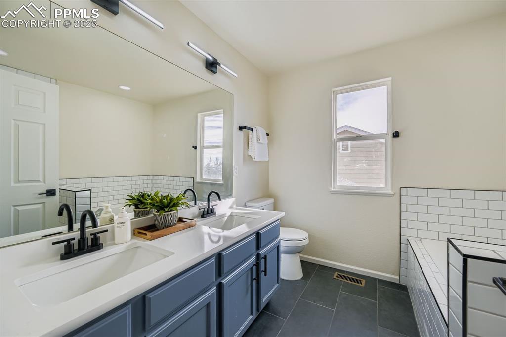 Image 16 of 29: Bathroom