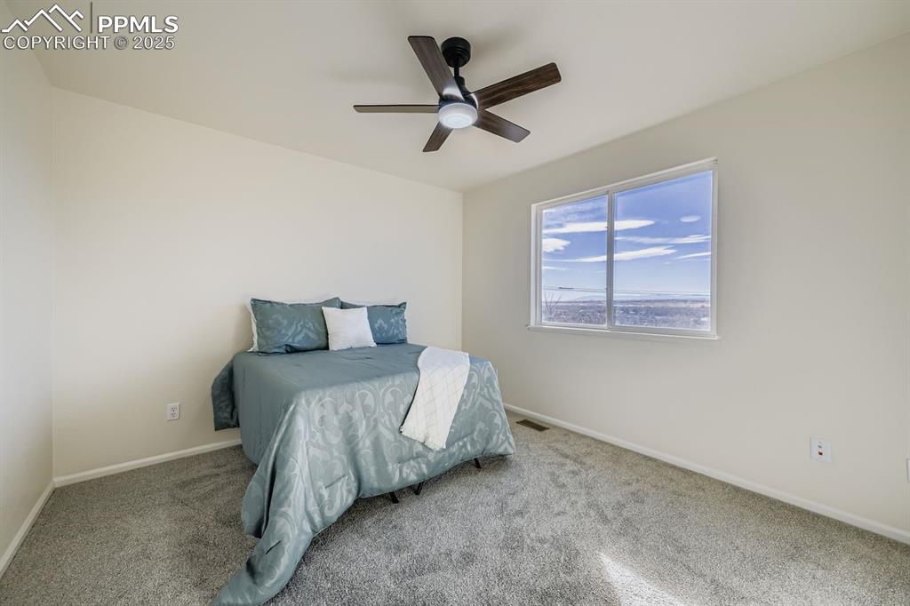 Image 18 of 29: Bedroom