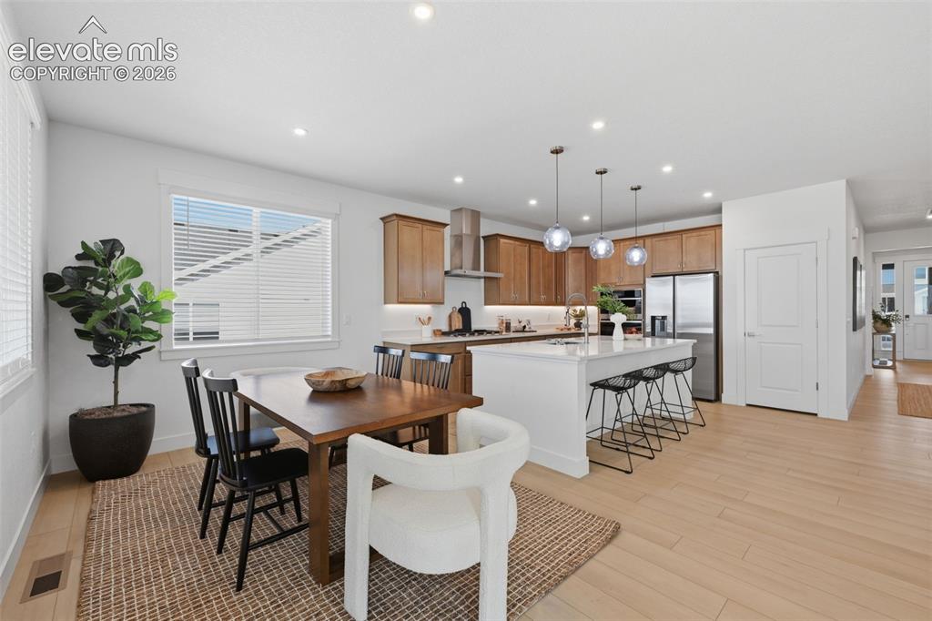 Image 10 of 44: Dining space