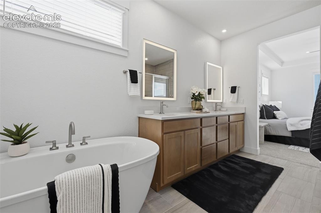 Image 20 of 49: Freestanding tub
