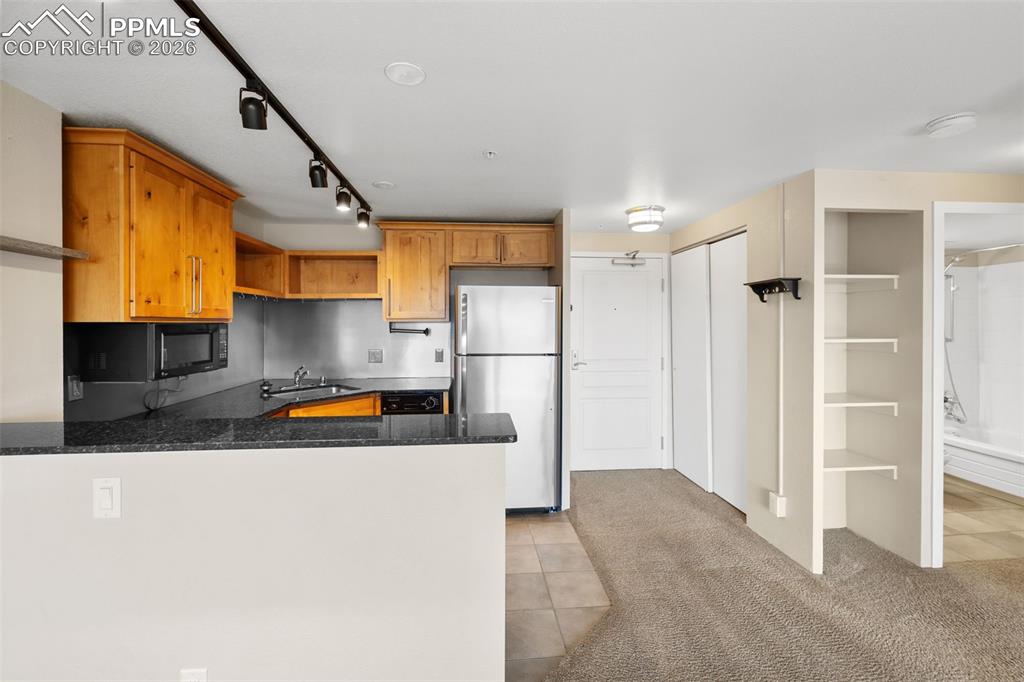 Image 18 of 37: Kitchen