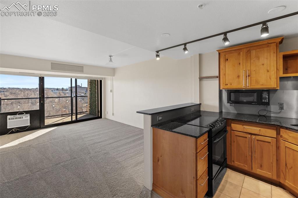 Image 19 of 37: Living Room