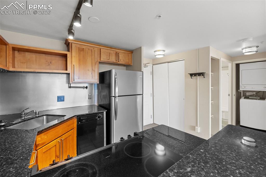 Image 20 of 37: Kitchen