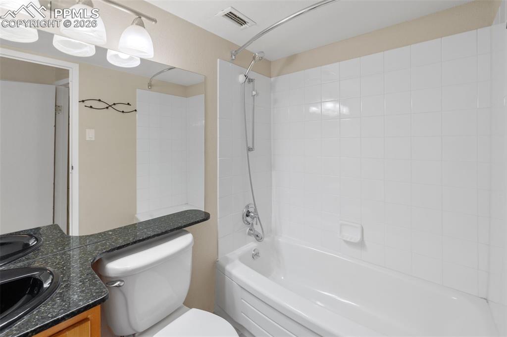 Image 25 of 37: Bathroom