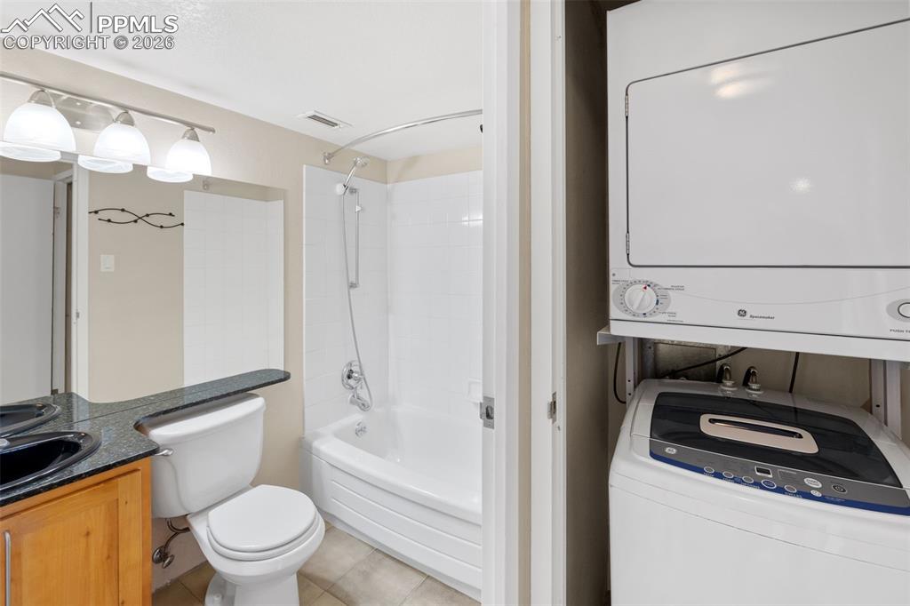 Image 26 of 37: Bathroom