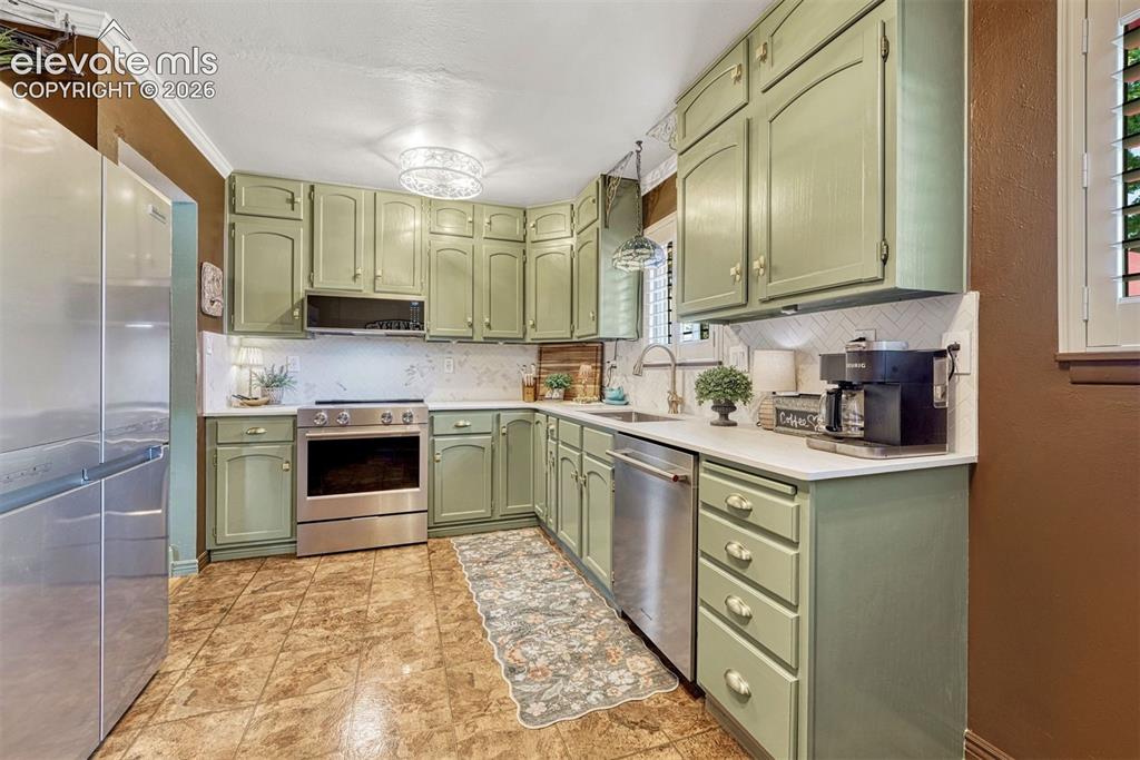 Image 16 of 37: Kitchen