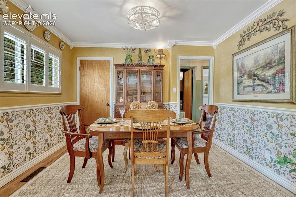 Image 6 of 37: Dining Area