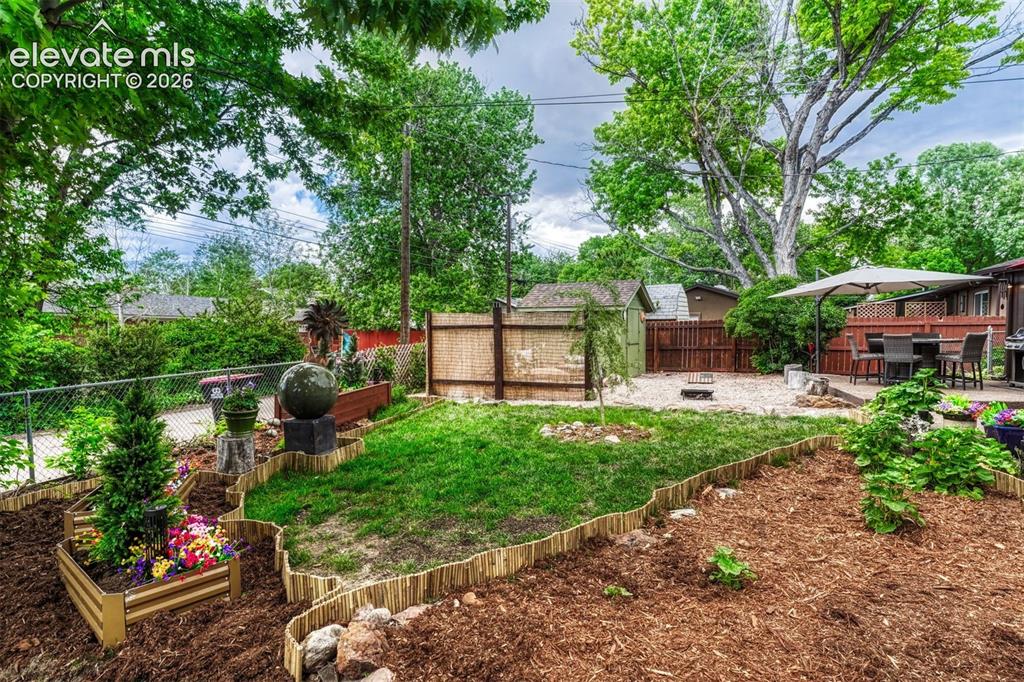 Image 8 of 37: Yard