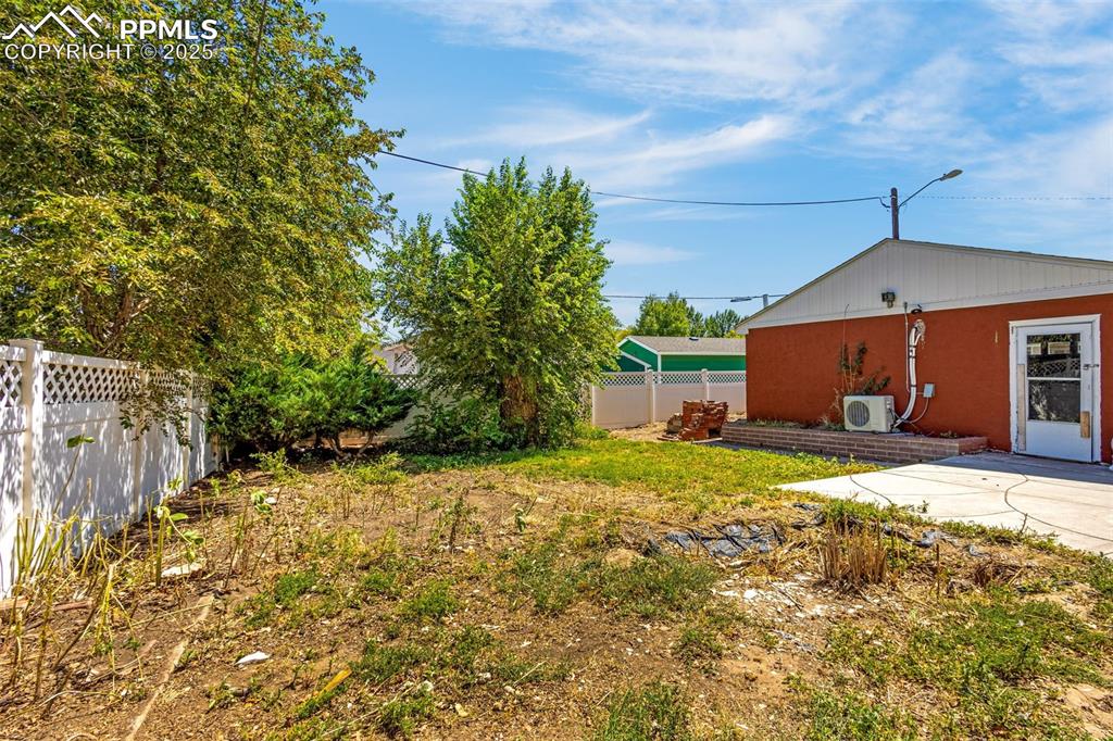 Image 14 of 14: Yard
