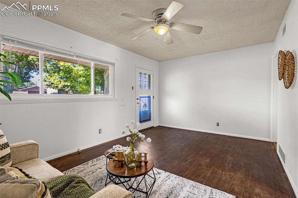 Image 4 of 14: Living Room