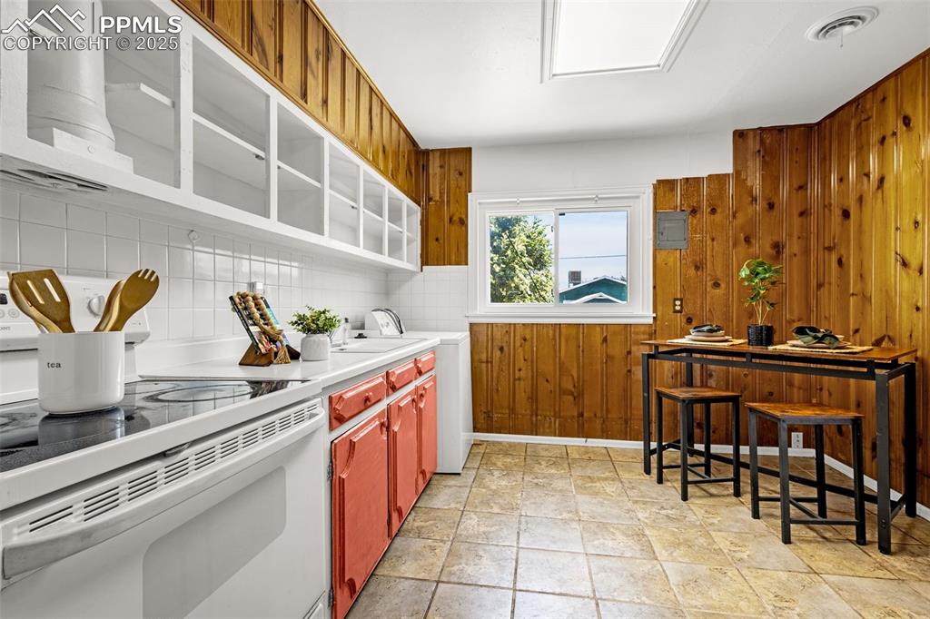 Image 6 of 14: Kitchen