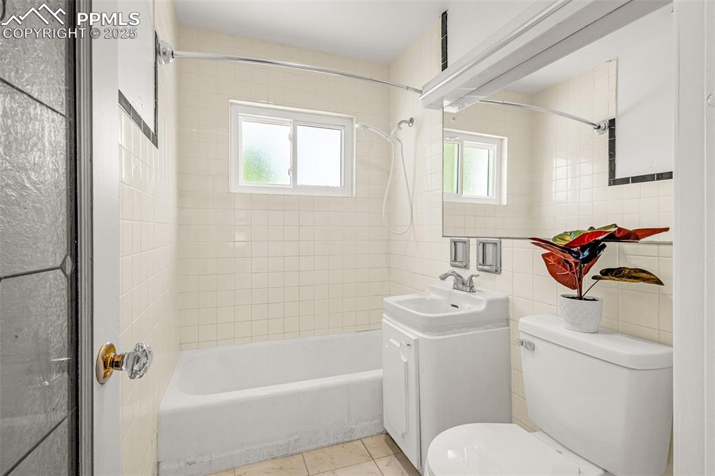 Image 8 of 14: Bathroom
