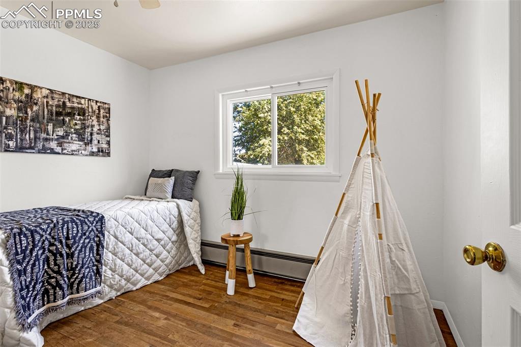 Image 9 of 14: Bedroom