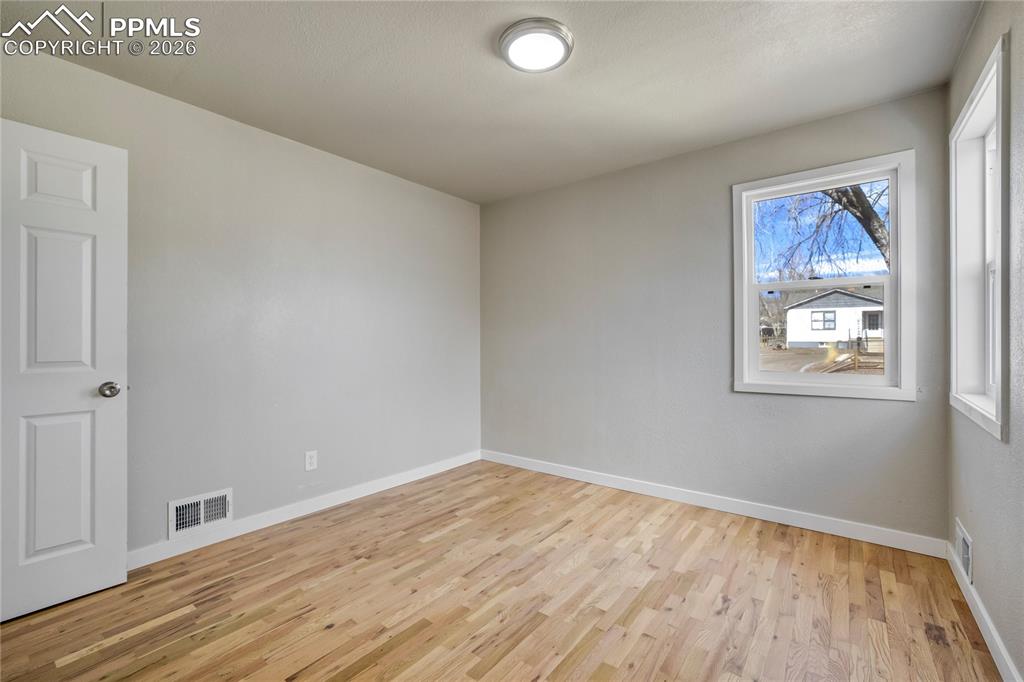 Image 16 of 35: Bedroom